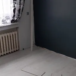 Układanie paneli...