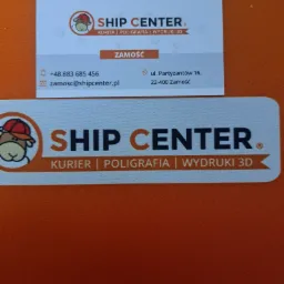 Dwie wizytówki firmy Ship Center na pomarańczowym tle. Wizytówki zawierają logo z owcą w czerwonej czapce, dane kontaktowe i adres firmy w Zamościu.