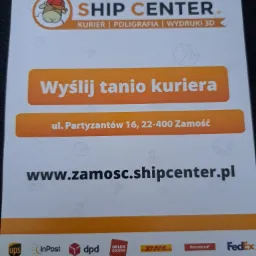 Karta informacyjna firmy Ship Center z Zamościa, oferującej usługi kurierskie, poligraficzne i wydruki 3D, z logo owieczki w czerwonej czapce i adresie strony internetowej.