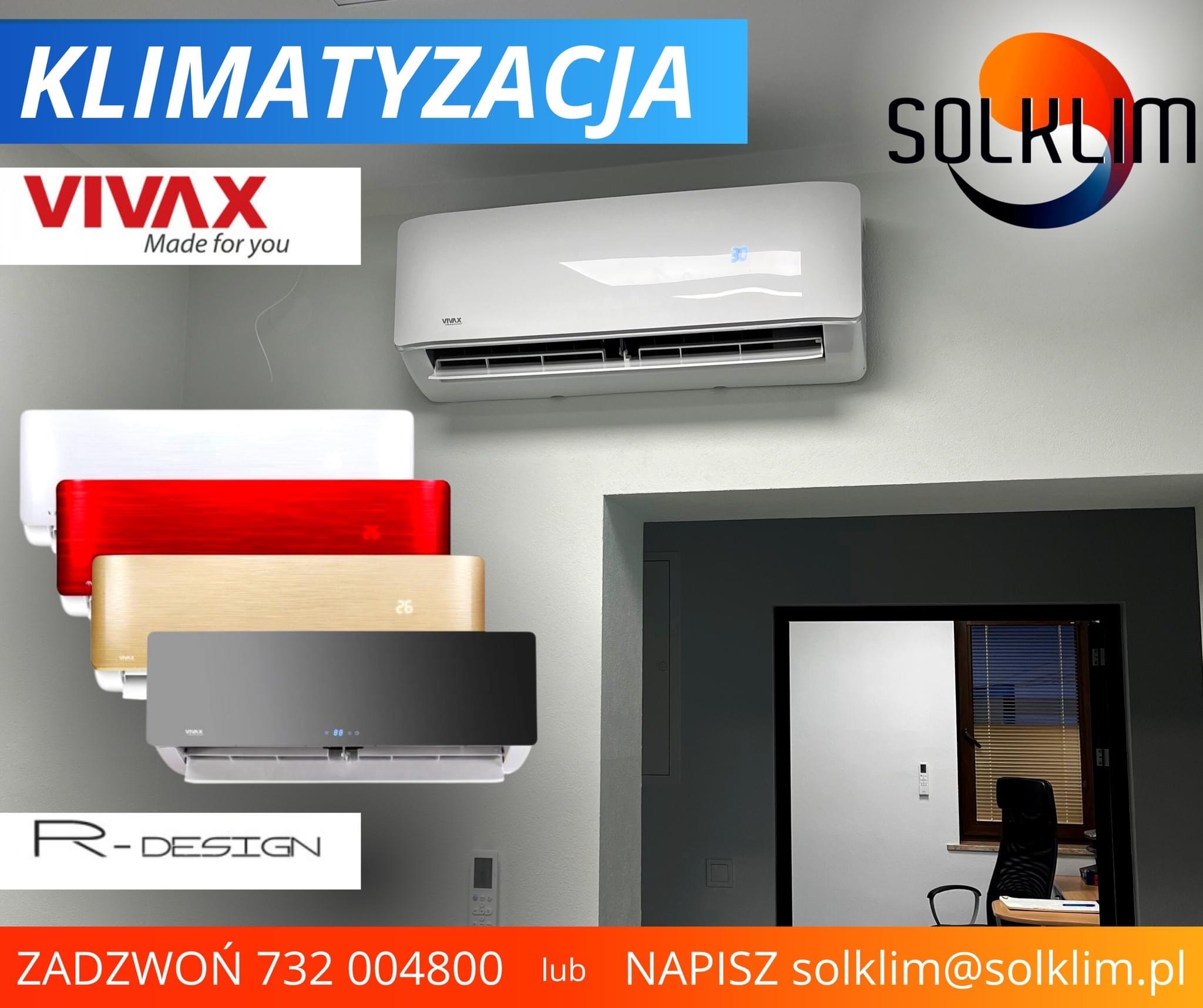 Ekspozycja klimatyzatorów VIVAX w różnych kolorach (biały, czerwony, złoty, czarny) na ścianie biura z logo Solklim i danymi kontaktowymi.