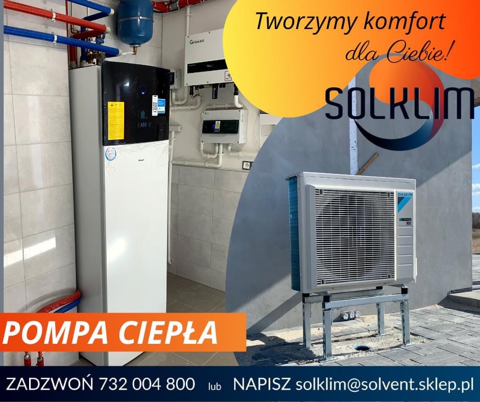 Zainstalowana pompa ciepła Daikin z jednostką wewnętrzną i zewnętrzną, widoczne rury instalacji grzewczej i moduł Growatt, reklama firmy Solklim z hasłem 'Tworzymy komfort dla Ciebie!'