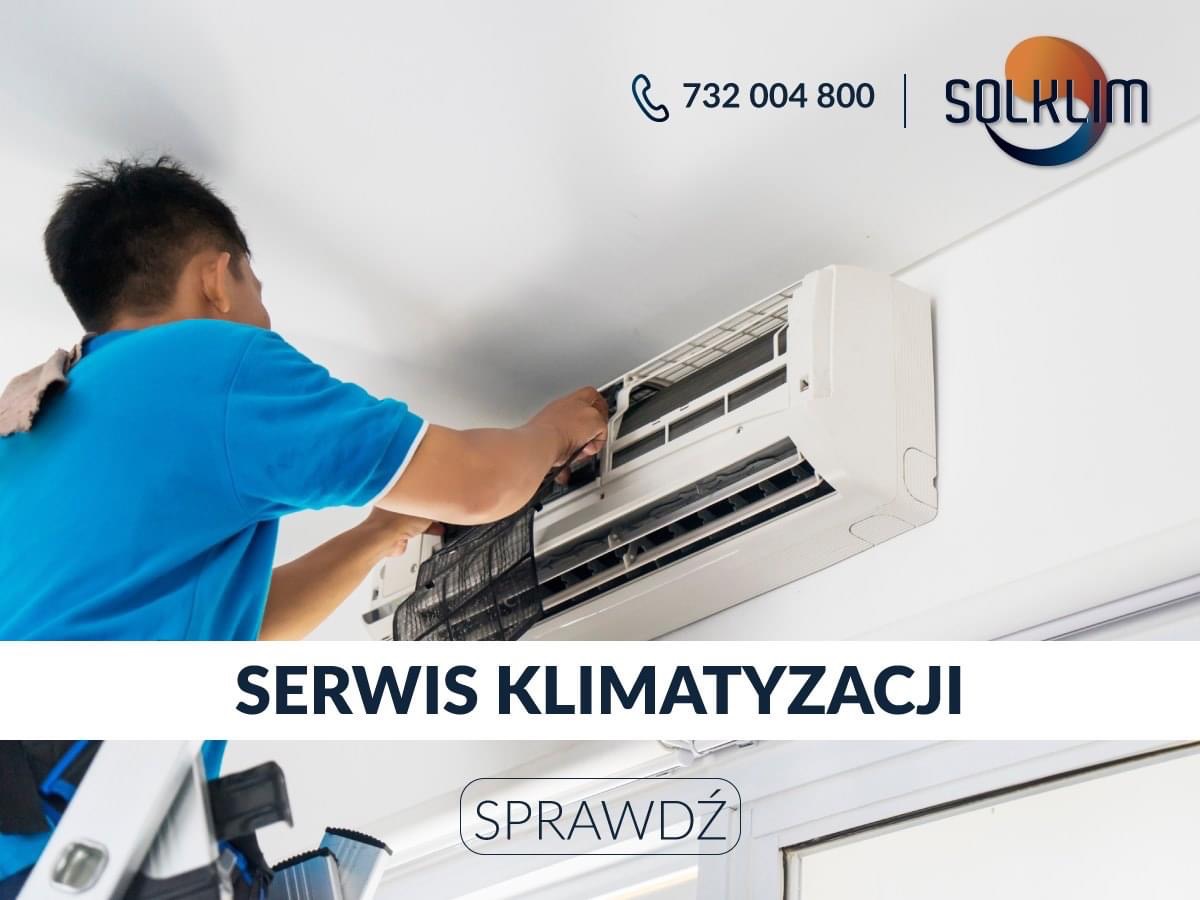 Technik czyści filtr klimatyzacji ściennej, widoczna drabina i logo firmy Solklim w górnym rogu.