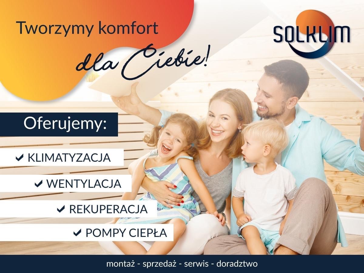 Uśmiechnięta rodzina z dwójką dzieci na tle drewnianej ściany, prezentacja oferty firmy Solklim: klimatyzacja, wentylacja, rekuperacja, pompy ciepła, montaż, sprzedaż, serwis i doradztwo.