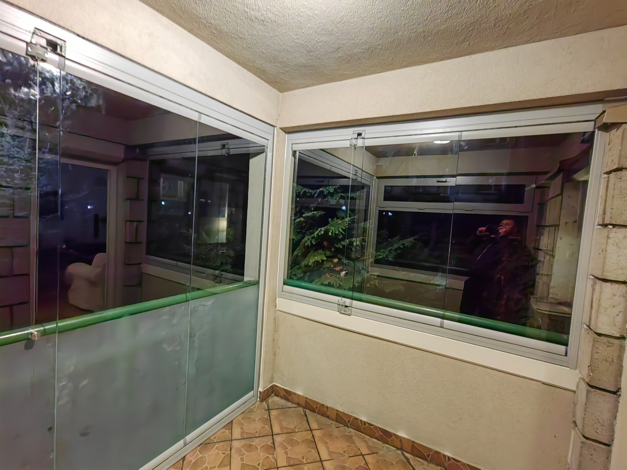 Szklana zabuda balkonu NPV, ta po lewej z piaskowabymu szybami do połowy dająca efekt mlecznej powłoki