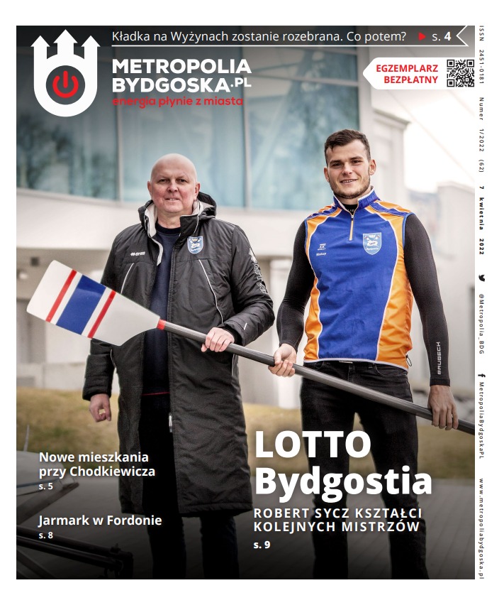 Okładka czasopisma Metropolia Bydgoska z dwoma mężczyznami trzymającymi wiosło, na tle budynku.
