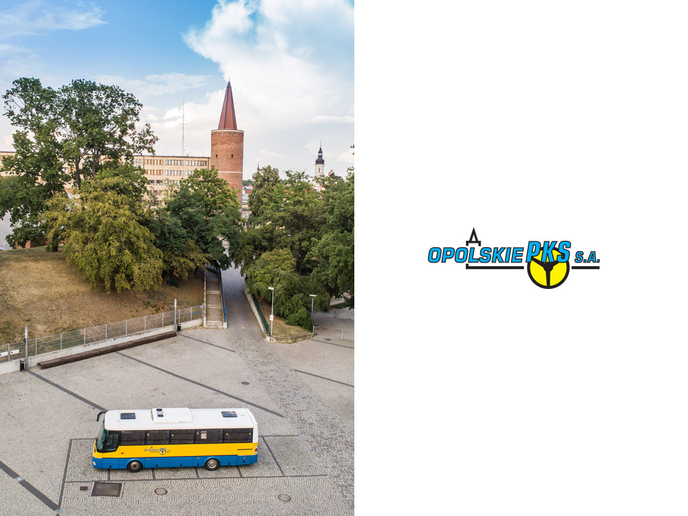Zdjęcie z lotu ptaka przedstawiające autobus Opole PKS S.A. na placu z wieżą w tle, logo Opole PKS S.A. po prawej stronie.