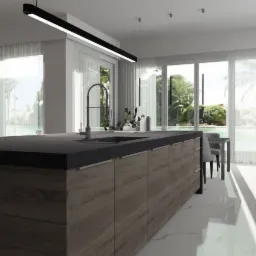 Nowoczesna wyspa kuchenna z ciemnym blatem i drewnopodobnymi frontami szafek, oświetlona podłużną lampą LED, widok na jadalnię i ogród przez duże okna.