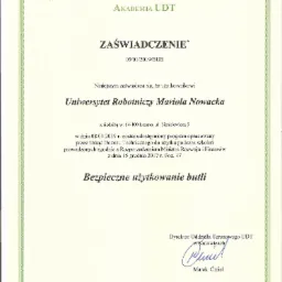 Skan zaświadczenia Urzędu Dozoru Technicznego o udostępnieniu programu szkoleniowego dla Uniwersytetu Robotniczego Mariola Nowacka z Leszna, dotyczącego bezpiecznego użytkowania butli, z podpisem...