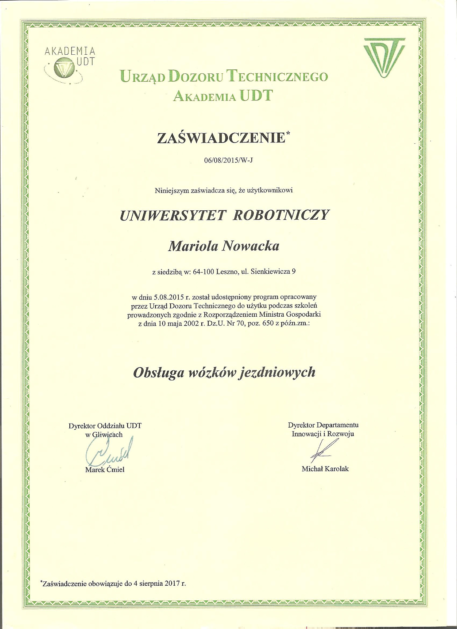 Skan zaświadczenia Urzędu Dozoru Technicznego dla Uniwersytetu Robotniczego, Mariola Nowacka, z dnia 06/08/2015, dotyczące obsługi wózków jezdniowych, z podpisami dyrektorów oddziału i departamentu.
