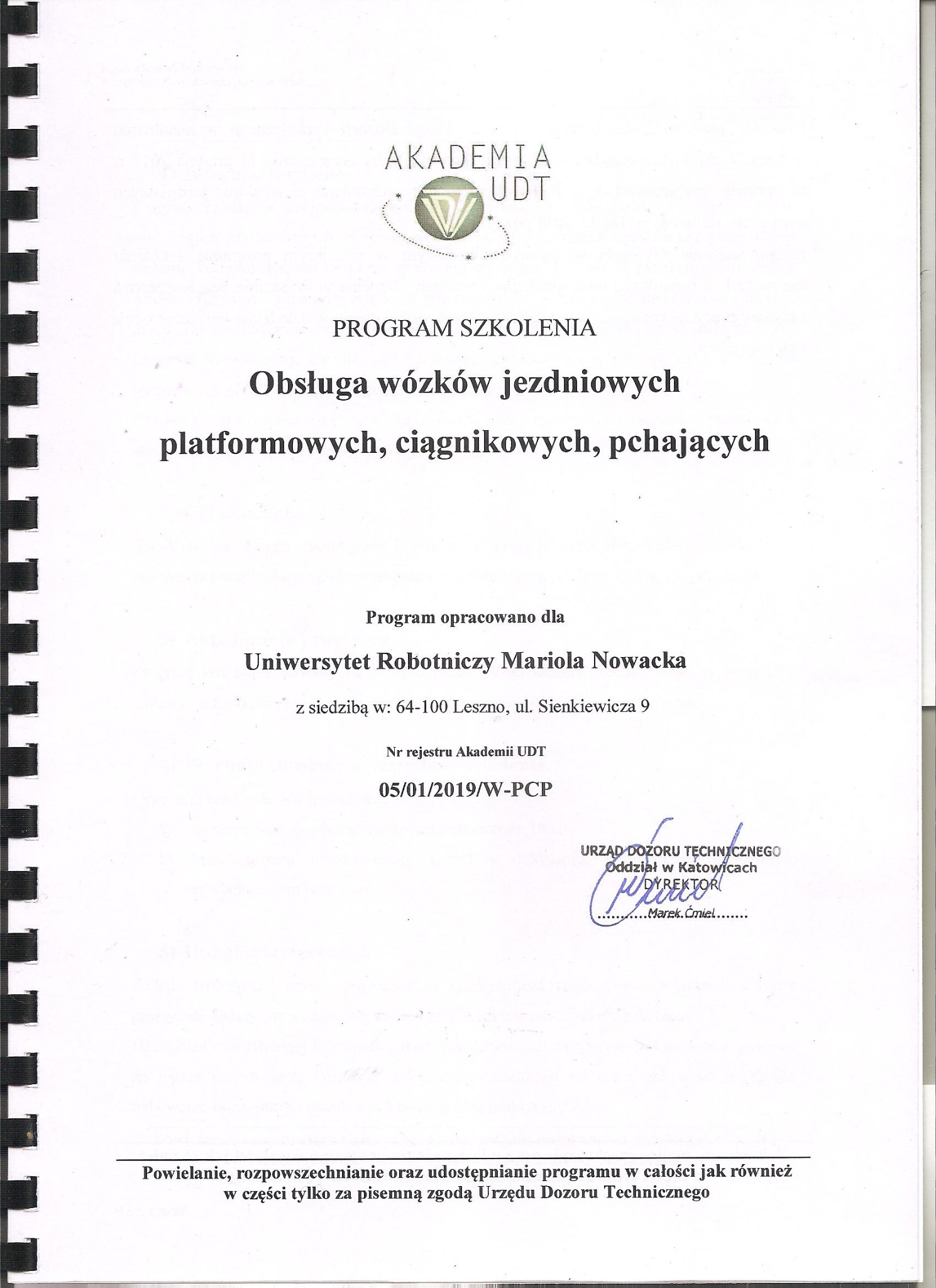 Strona tytułowa programu szkolenia 'Obsługa wózków jezdniowych platformowych, ciągnikowych, pchających' Akademii UDT, z pieczątką Urzędu Dozoru Technicznego i danymi Uniwersytetu Robotniczego.