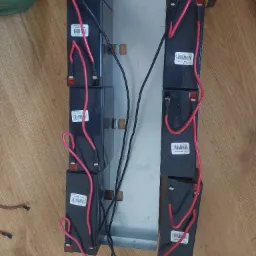 Wymiana baterii w UPS-e.