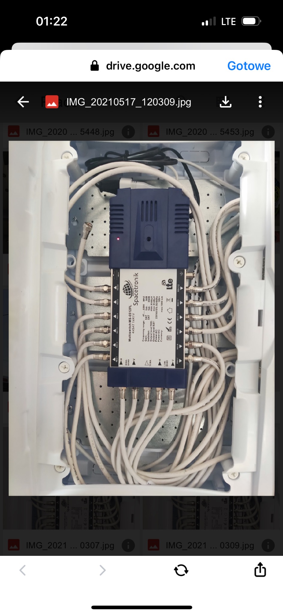 Rozdzielacz multiswitch Spacetronik MS-0512PL w białej obudowie, z podłączonymi kablami koncentrycznymi, widoczna dioda sygnalizacyjna.