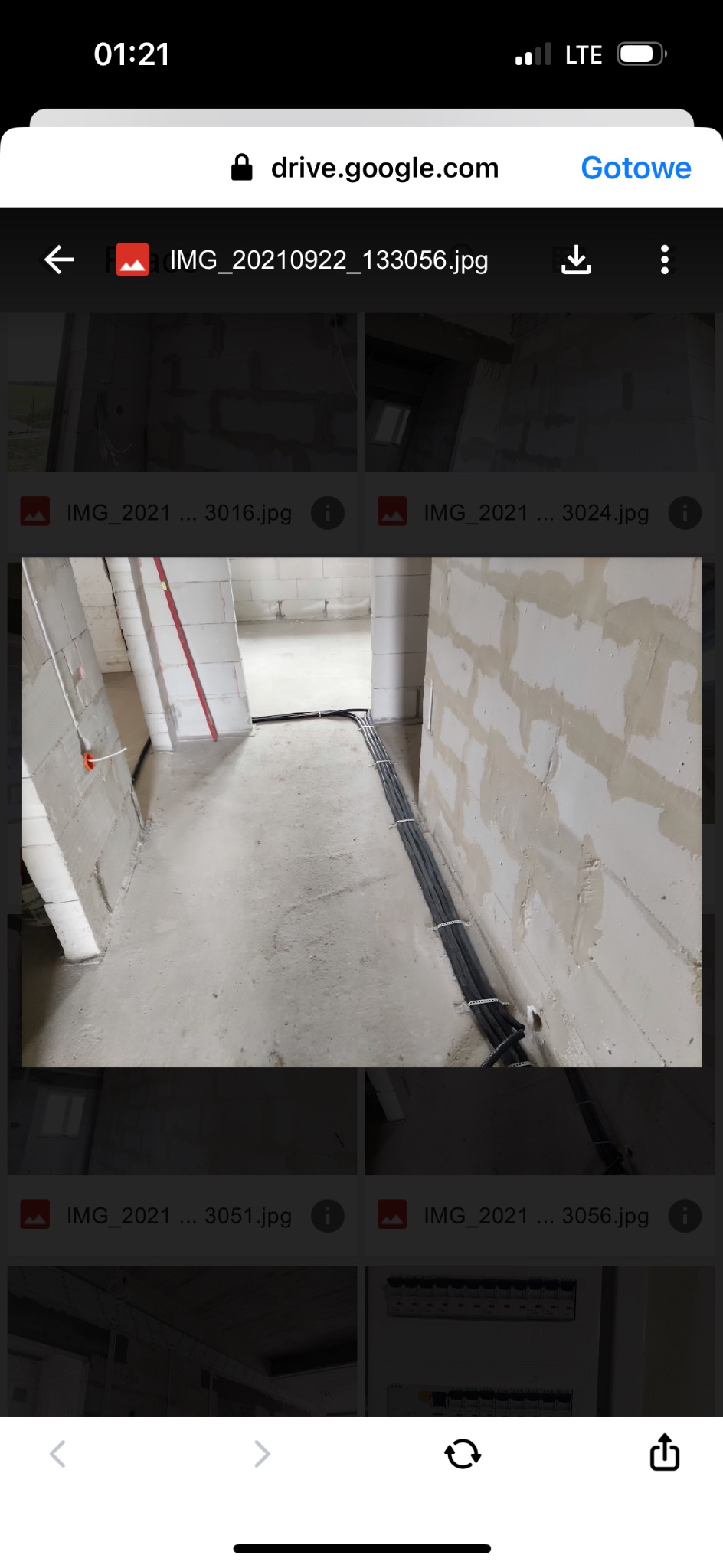 Wiązka przewodów elektrycznych, zamocowana do ściany korytarza w surowym stanie, przed tynkowaniem.