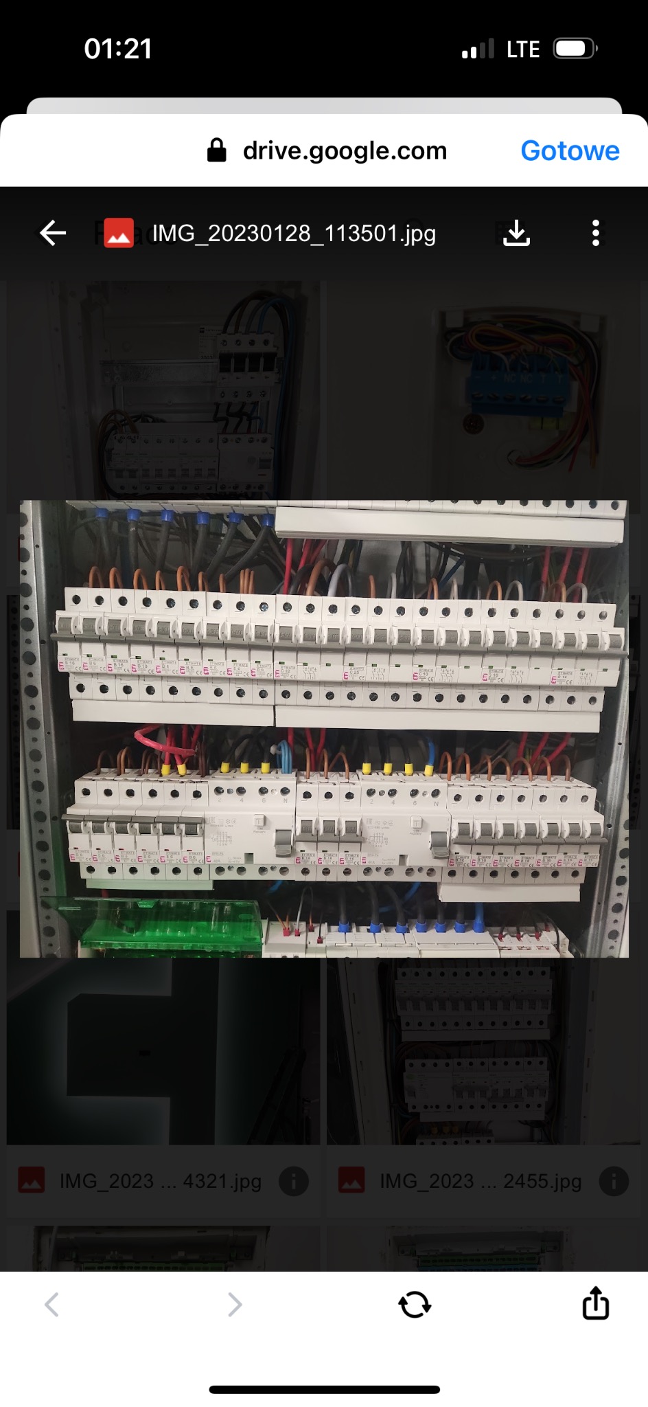 Rozdzielnica elektryczna z zainstalowanymi bezpiecznikami automatycznymi, widoczne przewody w różnych kolorach, ułożone w metalowej szafie