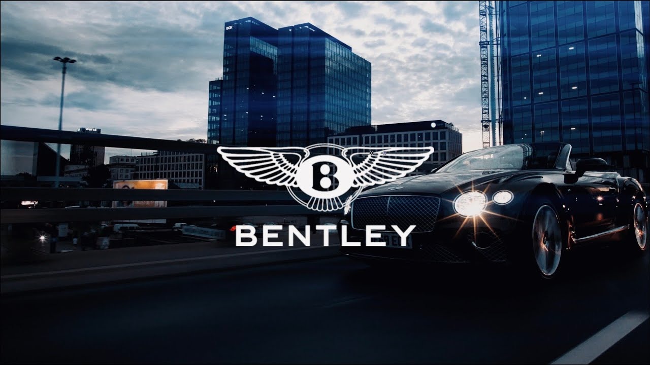 Czarny kabriolet Bentley na tle nowoczesnej architektury miejskiej, z nałożonym logo marki i nazwą firmy.