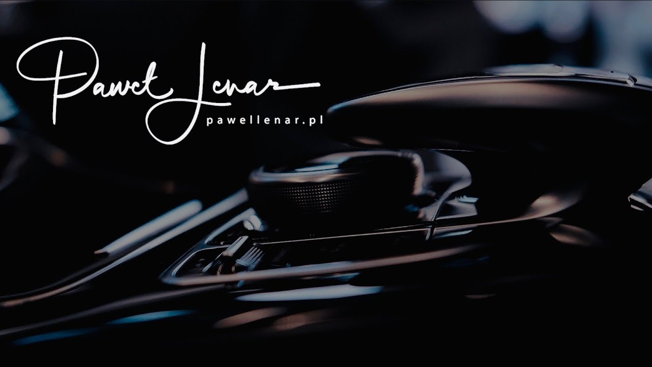 Eleganckie, ciemne ujęcie detali wnętrza luksusowego samochodu z widocznym logo 'Pawel Lenar pawellenar.pl' w lewym górnym rogu.