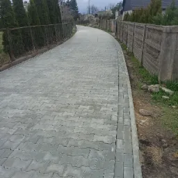 droga z ciekiem wodnym