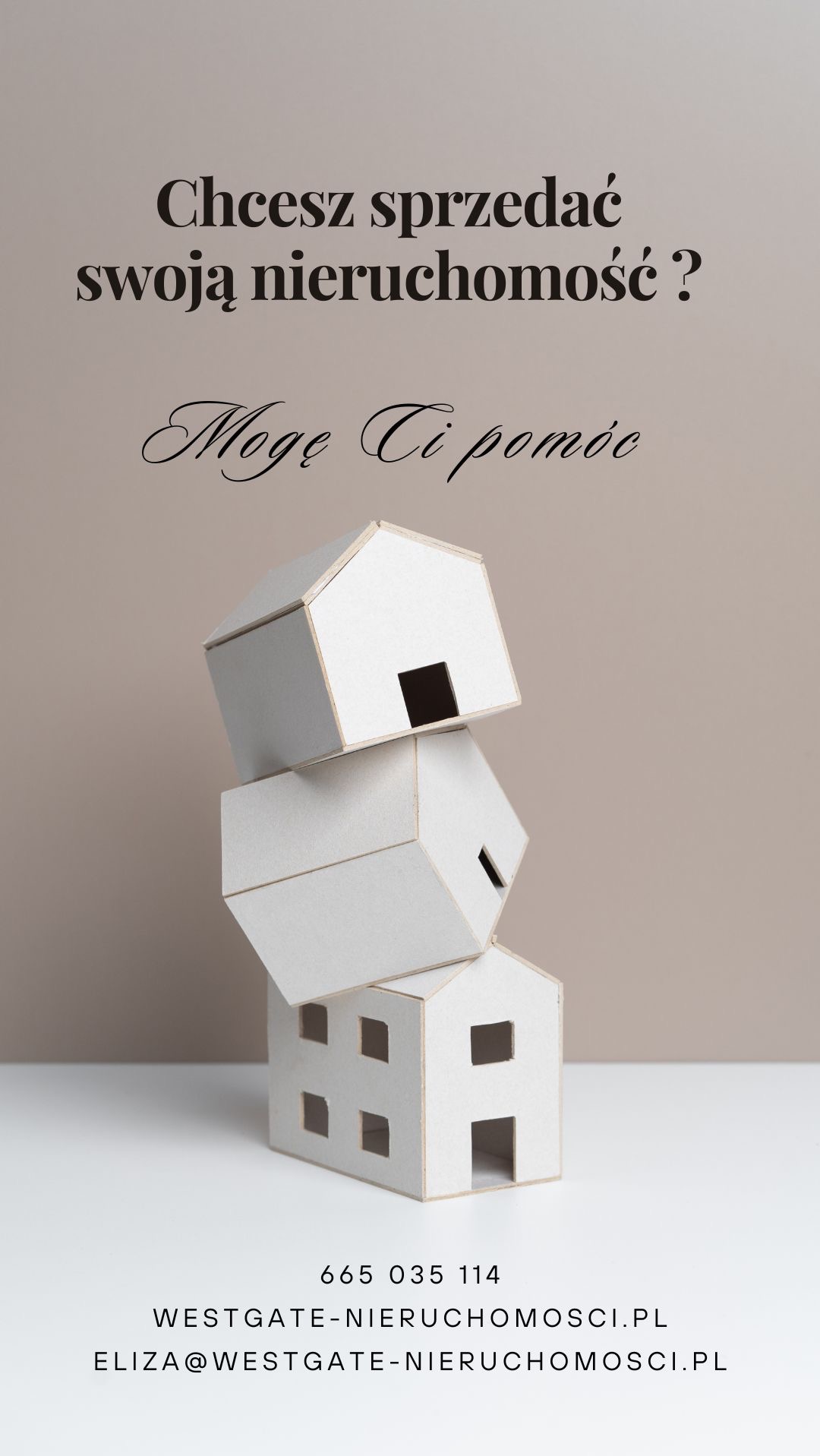 Stos trzech białych, kartonowych modeli domów na jasnym tle z tekstem 'Chcesz sprzedać swoją nieruchomość? Mogę Ci pomóc', numerem telefonu i adresem e-mail.