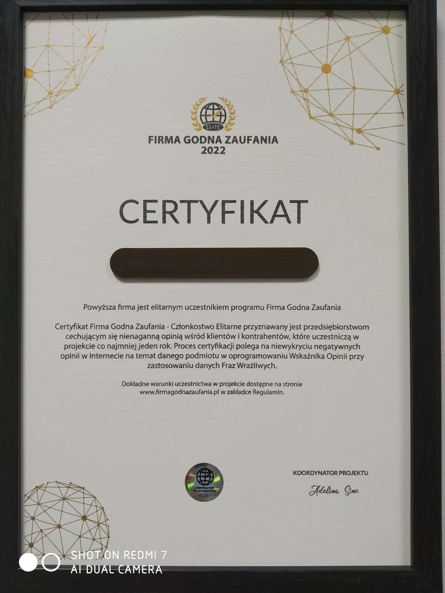 Certyfikat 'Firma Godna Zaufania 2022' dla Europejskiego Centrum Logistycznego, potwierdzający elitarny udział w programie, z hologramem autentyczności i podpisem koordynatora projektu.