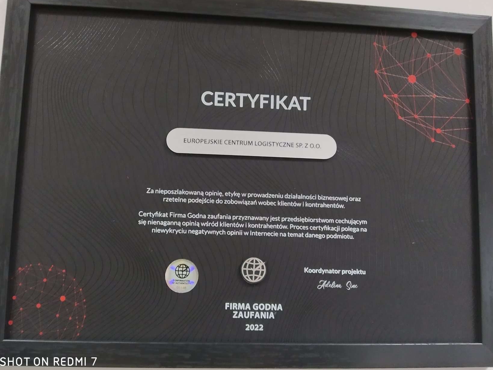 Oprawiony certyfikat 'Firma Godna Zaufania 2022' Europejskiego Centrum Logistycznego Sp. z o.o., potwierdzający nieposzlakowaną opinię i etykę w biznesie.