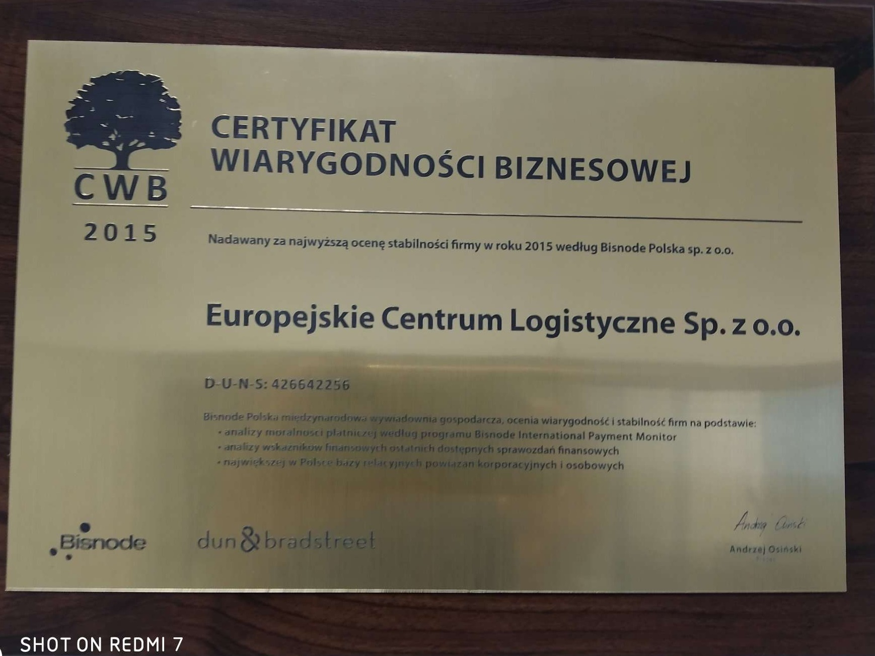 Złota tablica z certyfikatem wiarygodności biznesowej dla Europejskiego Centrum Logistycznego Sp. z o.o. przyznanym przez Bisnode w 2015 roku.