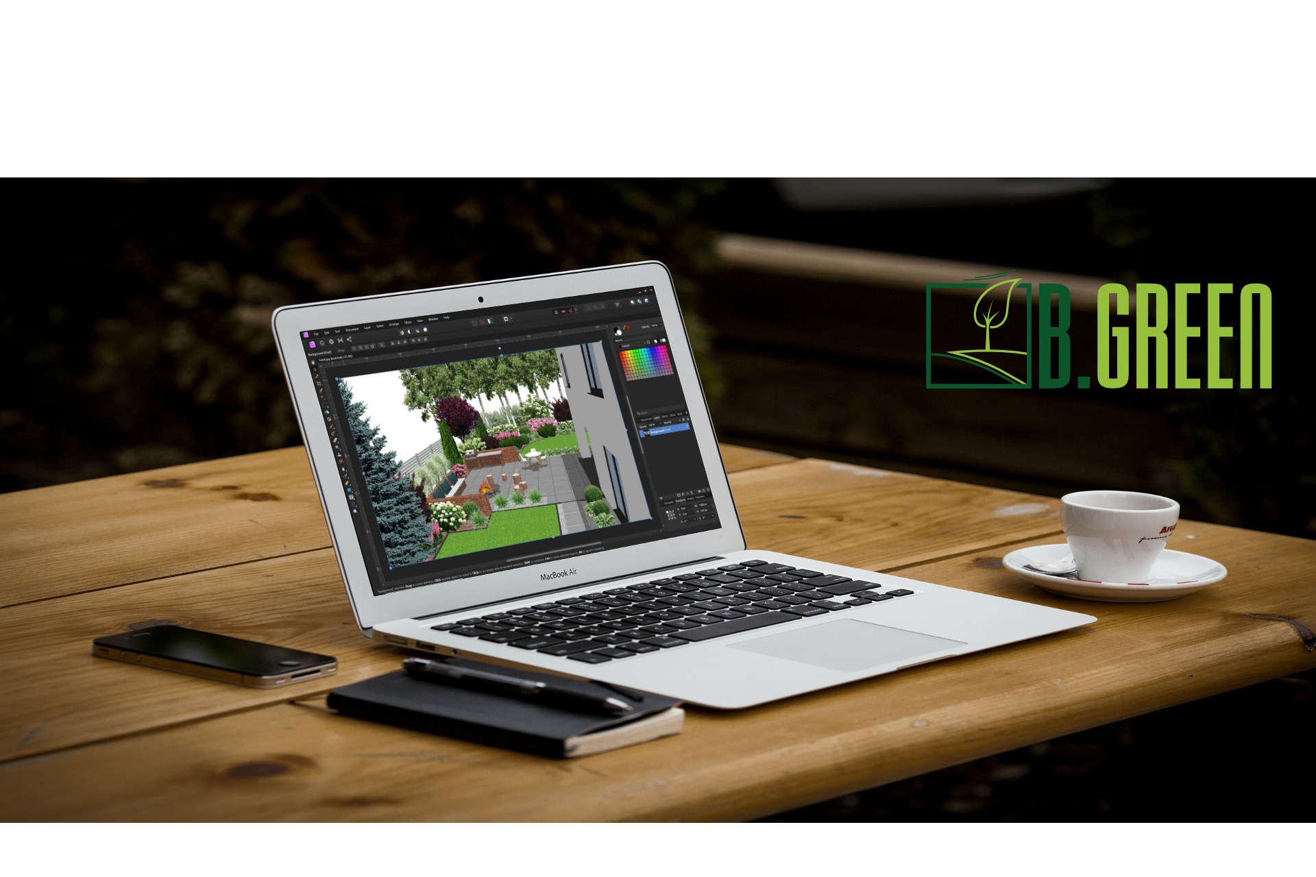 Laptop wyświetla wizualizację ogrodu z tarasem, roślinami i meblami ogrodowymi, obok filiżanka kawy, telefon i notatnik na drewnianym stole, w tle logo firmy B.Green.