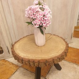 Stolik kawowy z plastra drewna dębowego. Nogi profil stalowy, malowany 40x40.