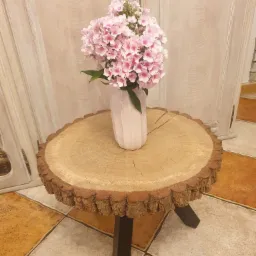 Stolik kawowy z plastra drewna dębowego. Nogi profil stalowy, malowany 40x40.