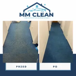 Korytarz biurowy z niebieską wykładziną dywanową: porównanie stanu przed i po czyszczeniu, widoczne różnice w odcieniu i czystości włókien.