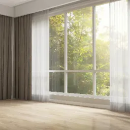 Jasne wnętrze z dużym oknem, przez które wpada światło słoneczne, ozdobionym brązowymi i białymi, zwiewnymi zasłonami. Parkiet na podłodze dodaje ciepła.