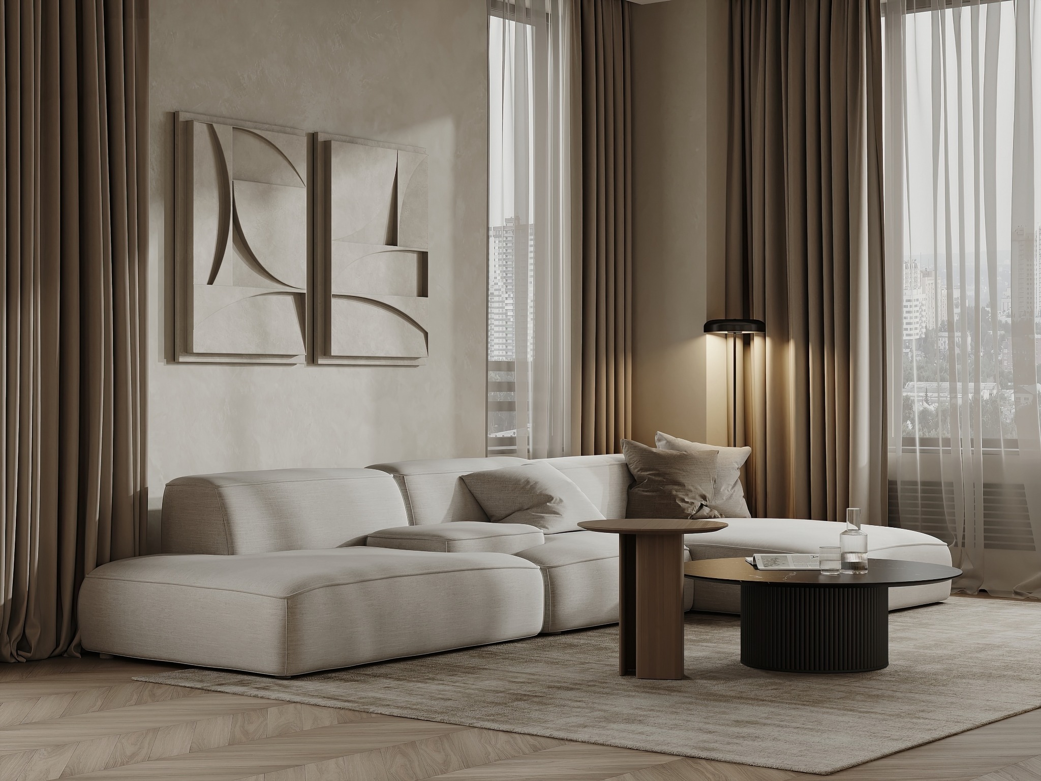 Elegancki salon w beżach: modułowa sofa, abstrakcyjne obrazy, okna z zasłonami i widok na miasto. Minimalistyczny design z akcentami drewna i szkła.