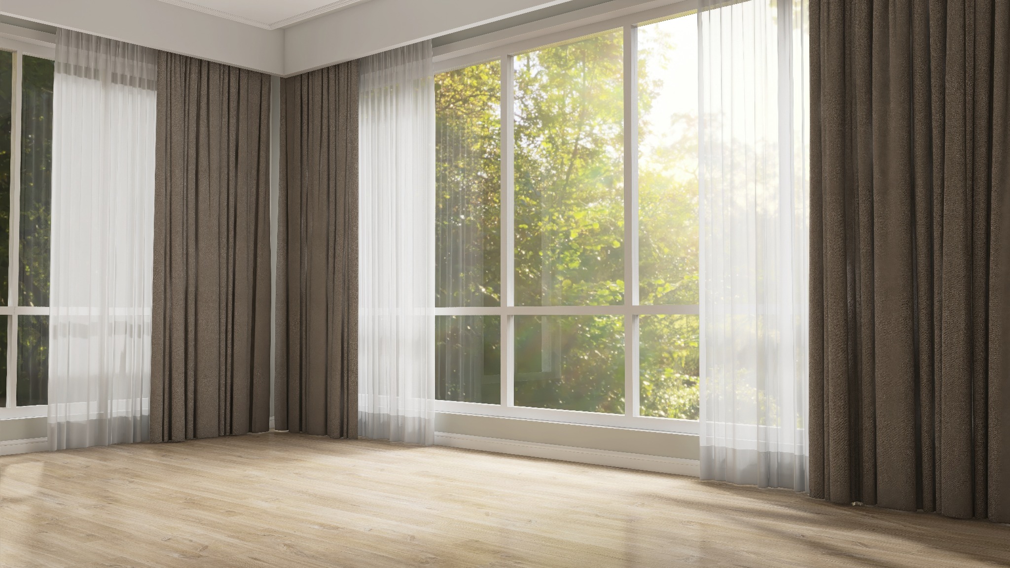 Jasne wnętrze z dużym oknem, przez które wpada światło słoneczne, ozdobionym brązowymi i białymi, zwiewnymi zasłonami. Parkiet na podłodze dodaje ciepła.