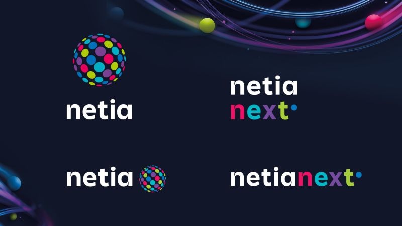 Cztery warianty logo Netia i Netia Next na ciemnogranatowym tle z abstrakcyjnymi elementami graficznymi w postaci kolorowych kul i linii.