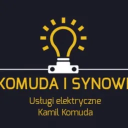 Grafika z logo firmy 'Komuda i Synowie' oferującej usługi elektryczne. Na ciemnym tle schematyczna żarówka z promieniami oraz nazwa firmy i imię Kamil Komuda.