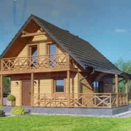 VLAWIS Sp. z o.o. - Wizualizacja dwukondygnacyjnego domu z drewna z balkonem, ciemnym dachem i drewnianą balustradą, obok zaparkowany biały samochód, na trawniku ozdobne krzewy.