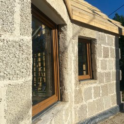 Dom szkieletowy, ale szkielet znika w zabudowie bloczkiem konopnym.