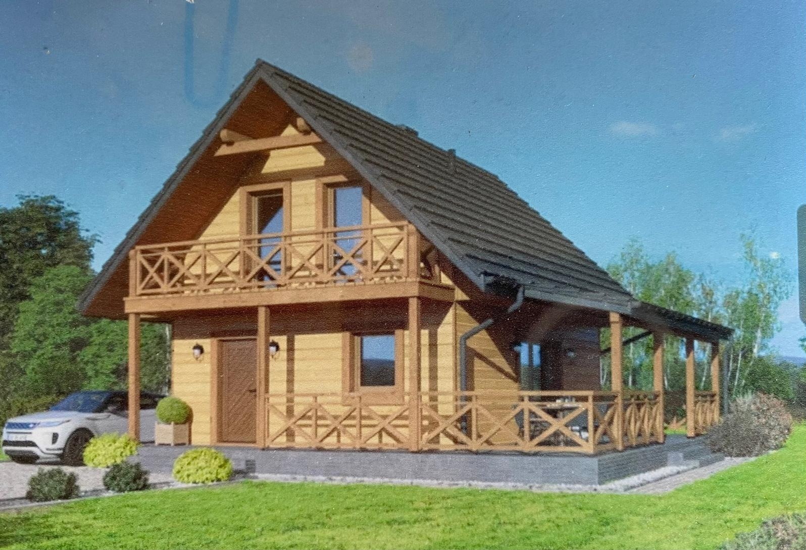 Wizualizacja dwukondygnacyjnego domu z drewna z balkonem, ciemnym dachem i drewnianą balustradą, obok zaparkowany biały samochód, na trawniku ozdobne krzewy.