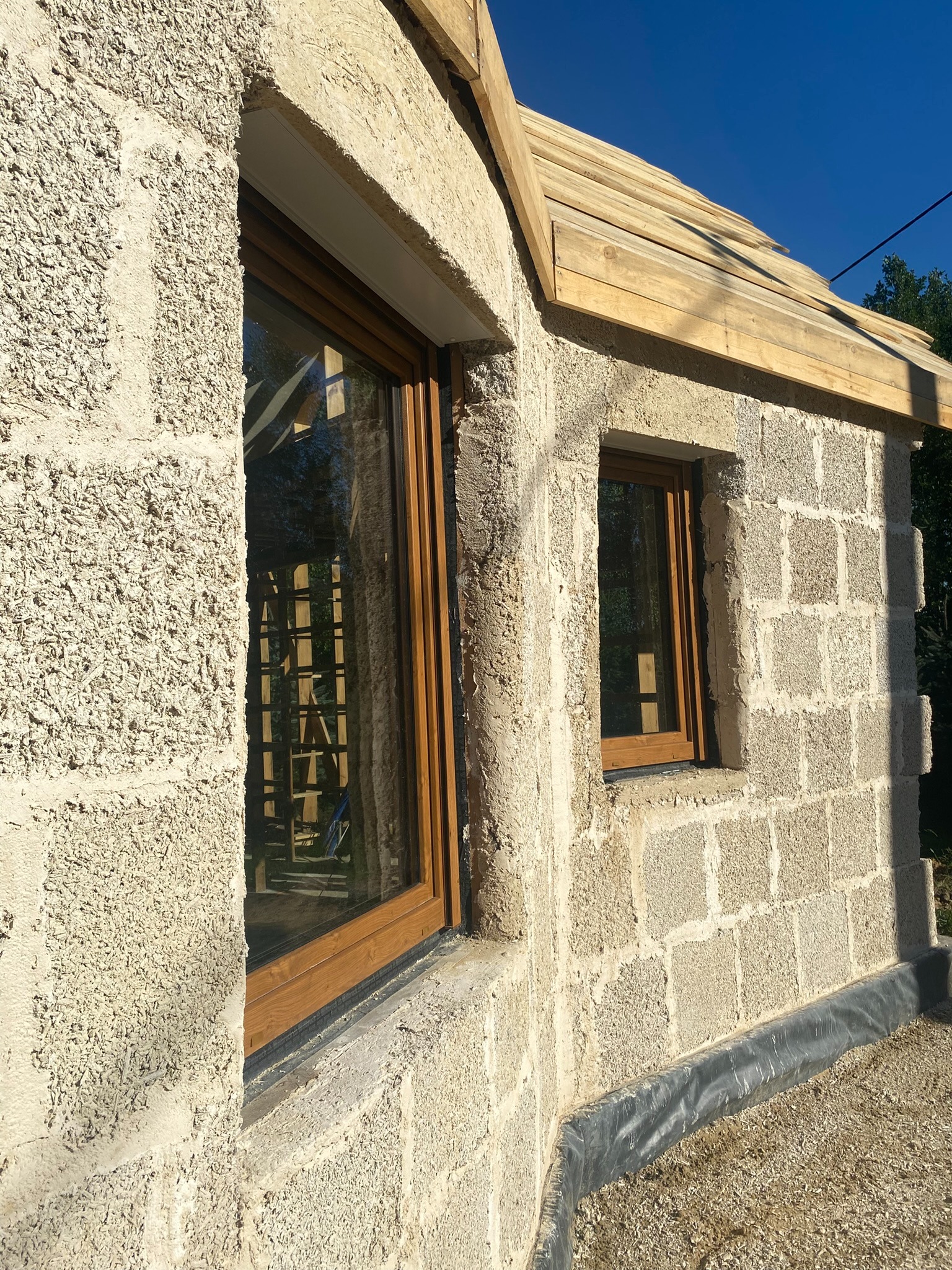 Dom szkieletowy, ale szkielet znika w zabudowie bloczkiem konopnym.