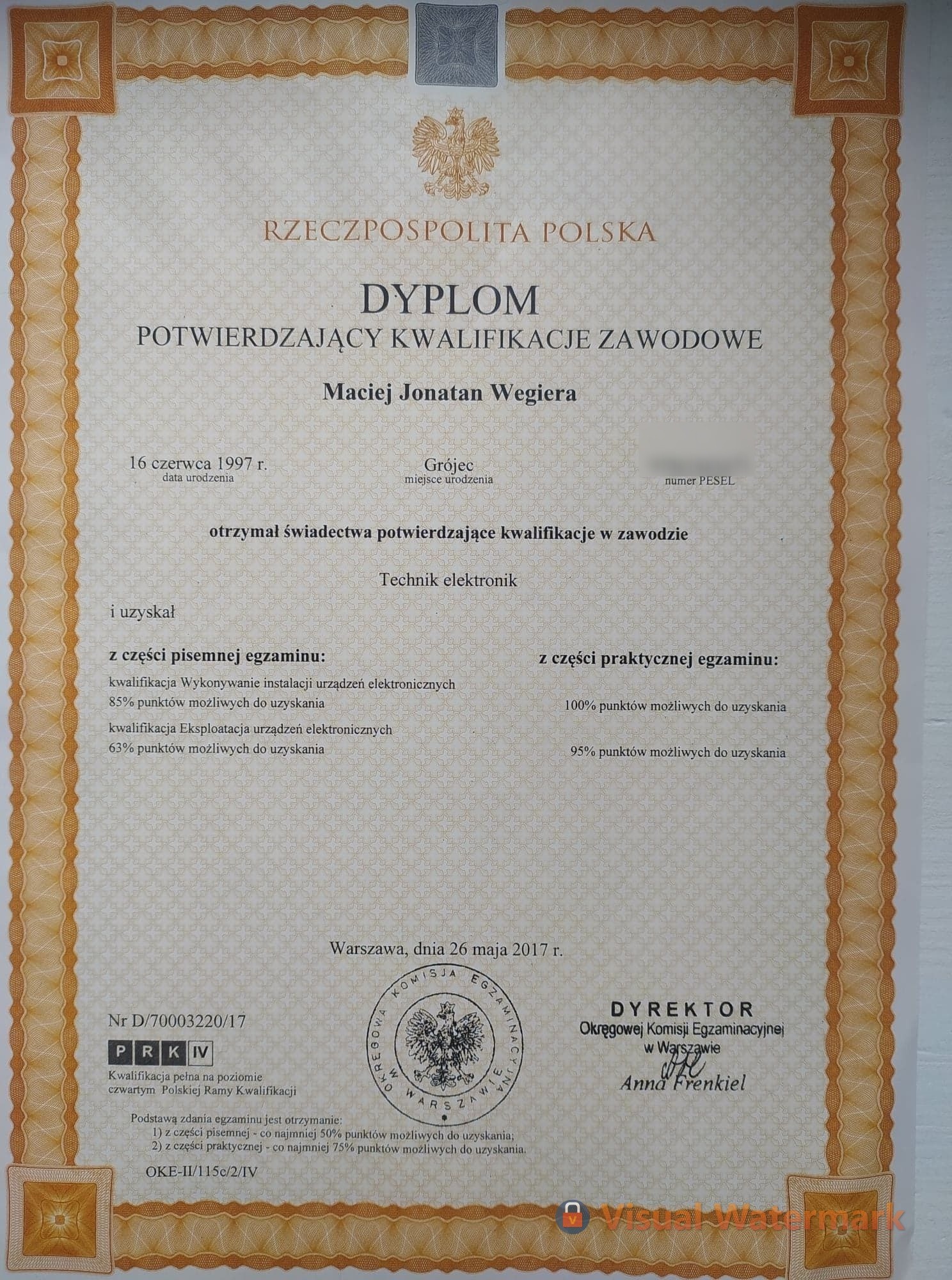 Skan dyplomu potwierdzającego kwalifikacje zawodowe Macieja Jonatana Wegiery jako technika elektronika, wydany 26 maja 2017 roku w Warszawie przez Okręgową Komisję Egzaminacyjną.