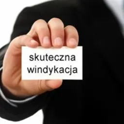 Męska dłoń w mankiecie białej koszuli i czarnej marynarce trzymająca białą wizytówkę z napisem 'skuteczna windykacja'.