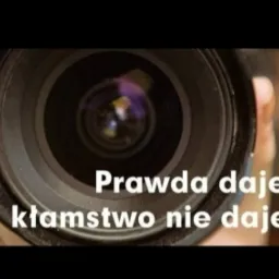 Obiektyw aparatu z napisem 'Prawda daje wybór, kłamstwo nie daje szans'. Zdjęcie może być związane z usługami detektywistycznymi w Kutnie.