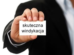 Męska dłoń w mankiecie białej koszuli i czarnej marynarce trzymająca białą wizytówkę z napisem 'skuteczna windykacja'.