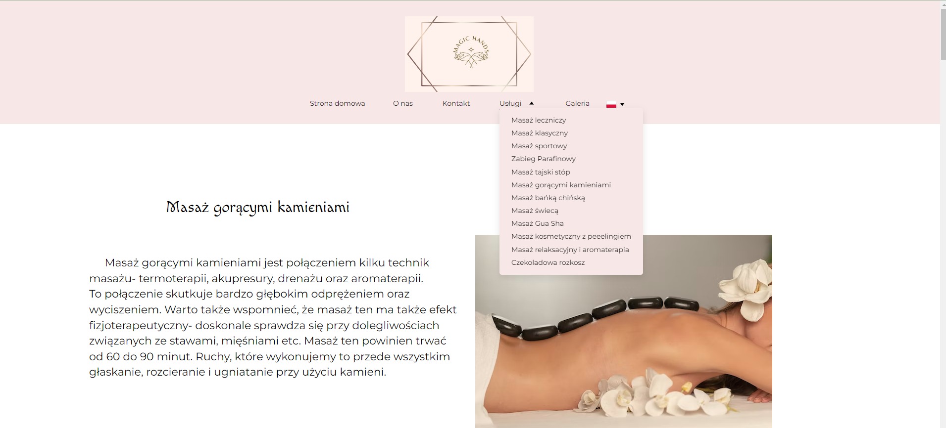 Kobieta podczas masażu gorącymi kamieniami, z kamieniami ułożonymi na plecach i białymi kwiatami w tle, strona internetowa salonu SPA w tle.