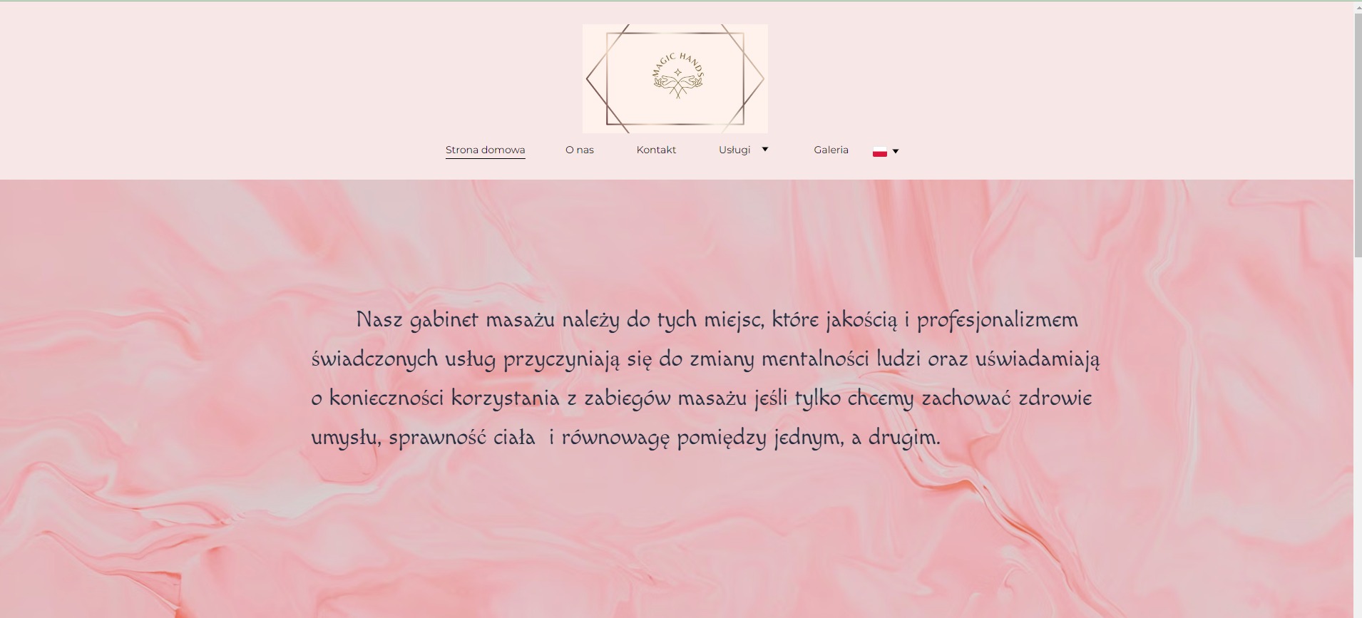 Strona internetowa gabinetu masażu z logo Magic Hands, menu nawigacyjne i tekstem o korzyściach z masażu na rozmytym, różowym tle.