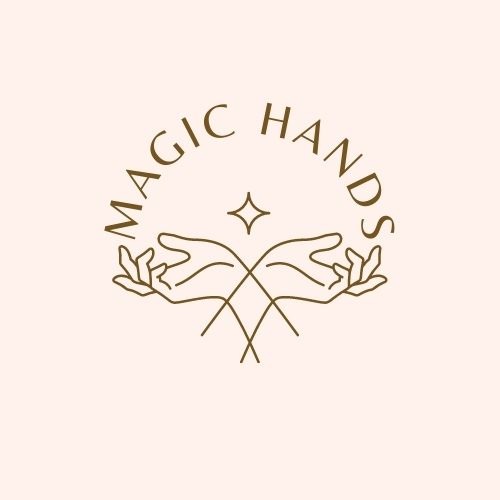 Minimalistyczny, liniowy logotyp przedstawiający skrzyżowane dłonie z napisem 'MAGIC HANDS' w łuku nad nimi oraz gwiazdą pośrodku, na jasnoróżowym tle.