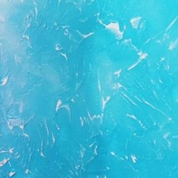 VIT - DOM VITALII PETRYSHYN - Teksturowana ściana w odcieniach błękitu i turkusu, z widocznymi pociągnięciami pędzla i nieregularną fakturą. Efekt dekoracyjny, zbliżenie na wykończenie.