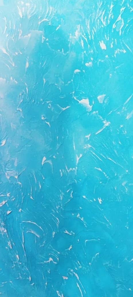 Teksturowana ściana w odcieniach błękitu i turkusu, z widocznymi pociągnięciami pędzla i nieregularną fakturą. Efekt dekoracyjny, zbliżenie na wykończenie.