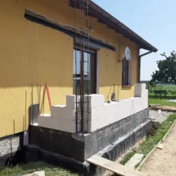 wykonanie domurówki do istniejącego budynku