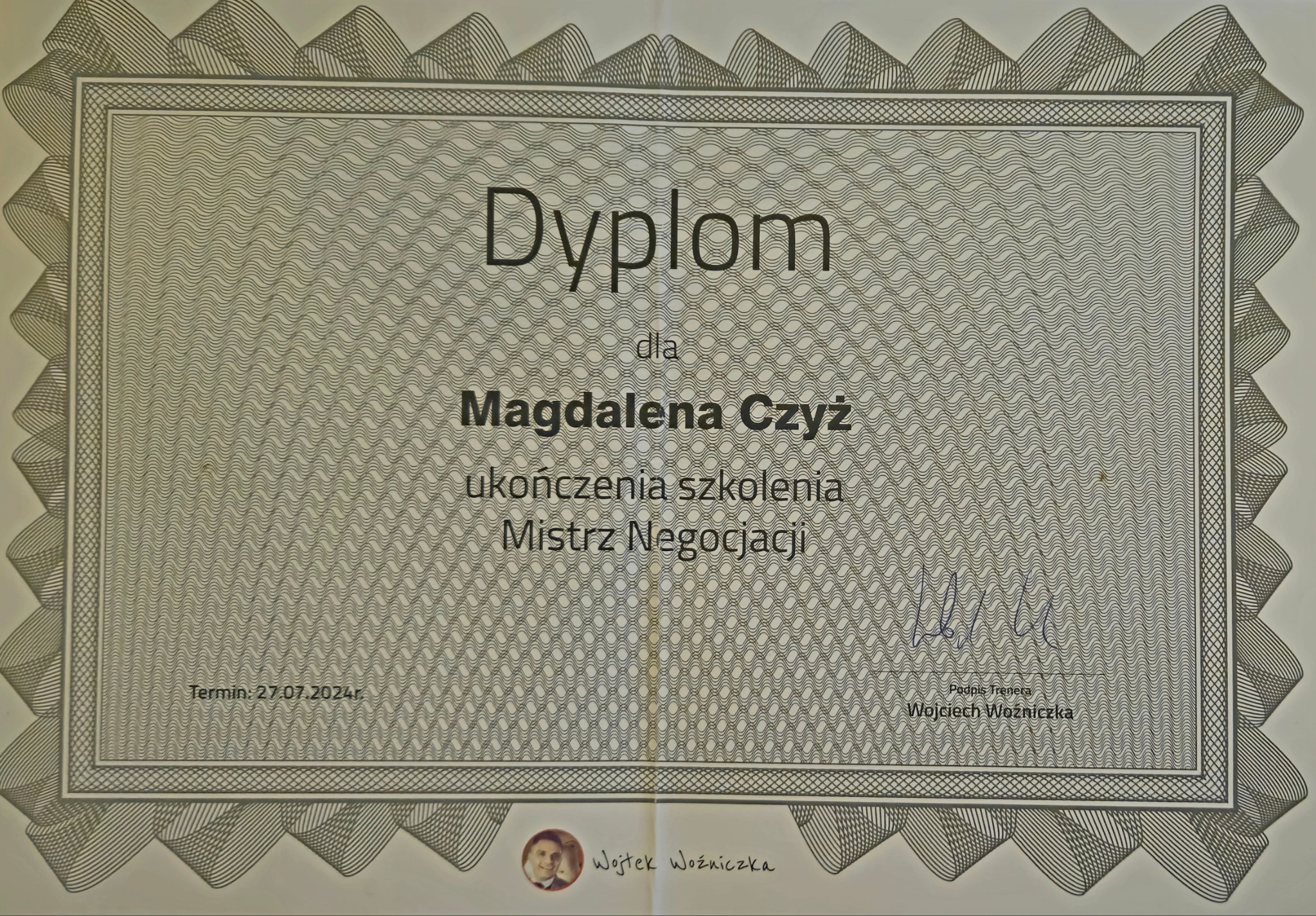 Dyplom ukończenia szkolenia 'Mistrz Negocjacji' dla Magdaleny Czyż, podpisany przez Wojciecha Woźniczkę, z datą 27.07.2024, oprawiony w ozdobną ramkę.