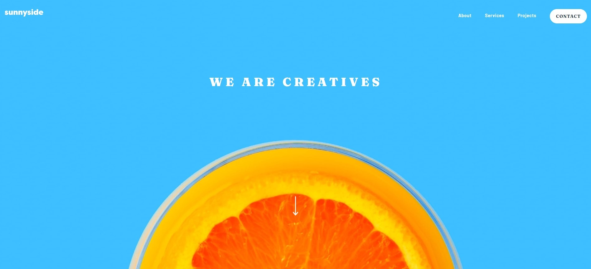 Strona internetowa z błękitnym tłem i pomarańczową połówką pomarańczy w dolnej części, napis 'WE ARE CREATIVES' pośrodku.